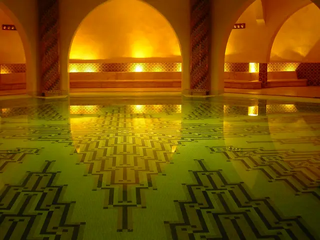Altın ışıkla aydınlanan kemerli hamam ve mozaik havuz — Maslak, Masaj Salonun