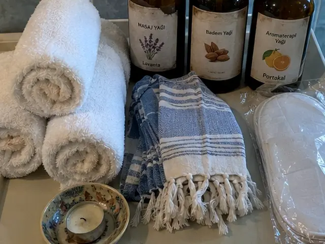 Rulo havlular, mavi peştemal ve aromaterapi yağları — Maslak, Masaj Salonun