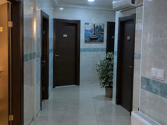 Açık mavi fayanslı koridor ve oda kapıları — Maslak, Masaj Salonun